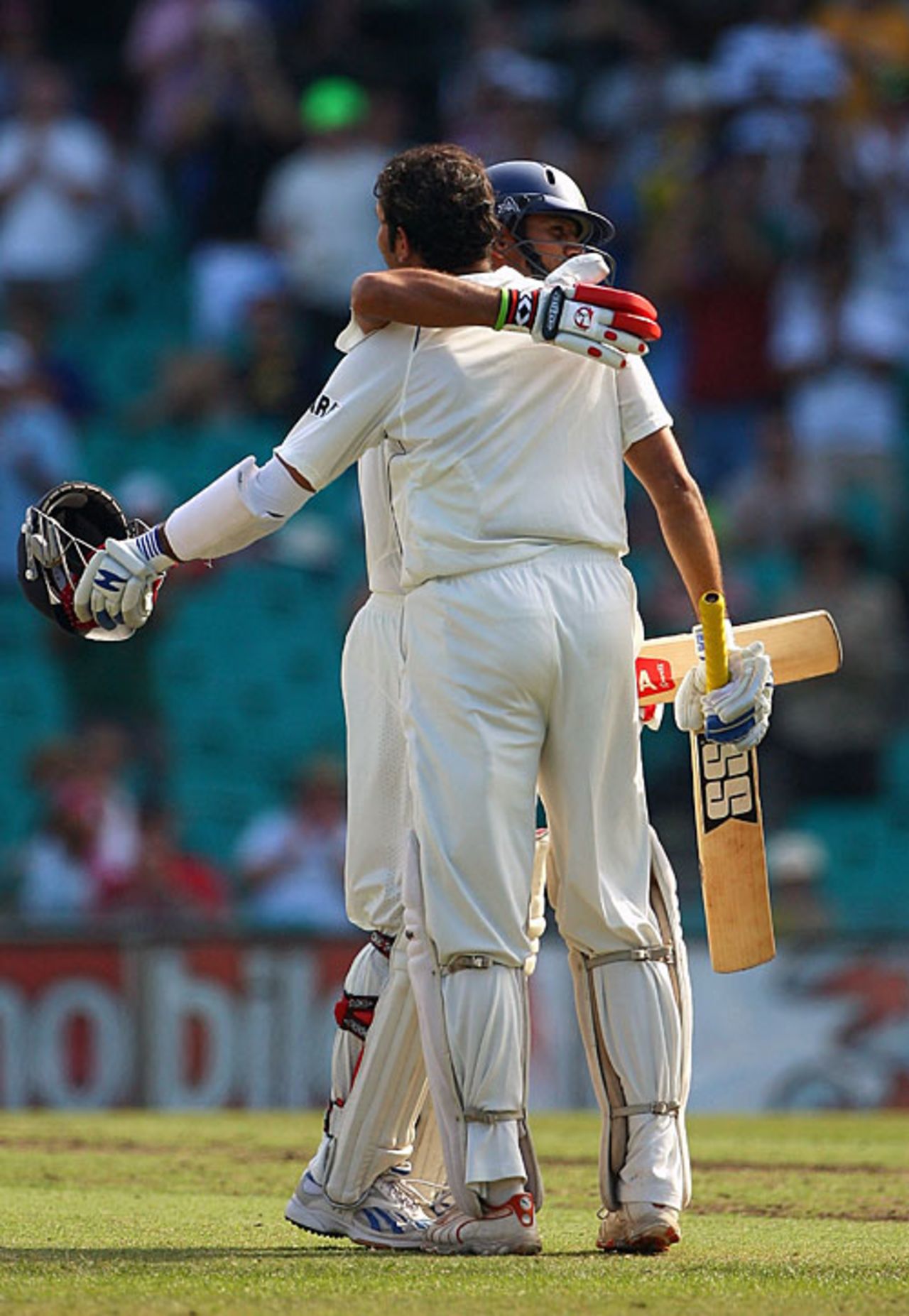Rahul Dravid congratulates VVS Laxman on getting his hundred, Australia v India, 2nd Test, Sydney, 2nd day, January 3, 2008