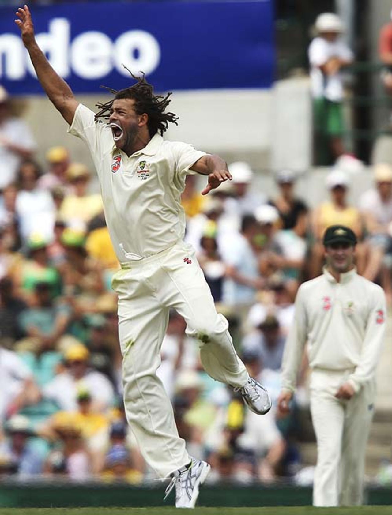 Andrew Symonds makes an unsuccessful appeal, Australia v India, 2nd Test, Sydney, 2nd day, January 3, 2008