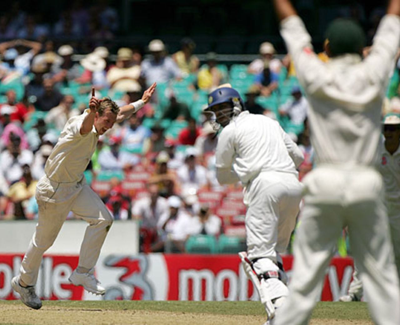 Brett Lee celebrates trapping Yuvraj Singh lbw, Australia v India, 2nd Test, Sydney, 3rd day, January 4, 2008