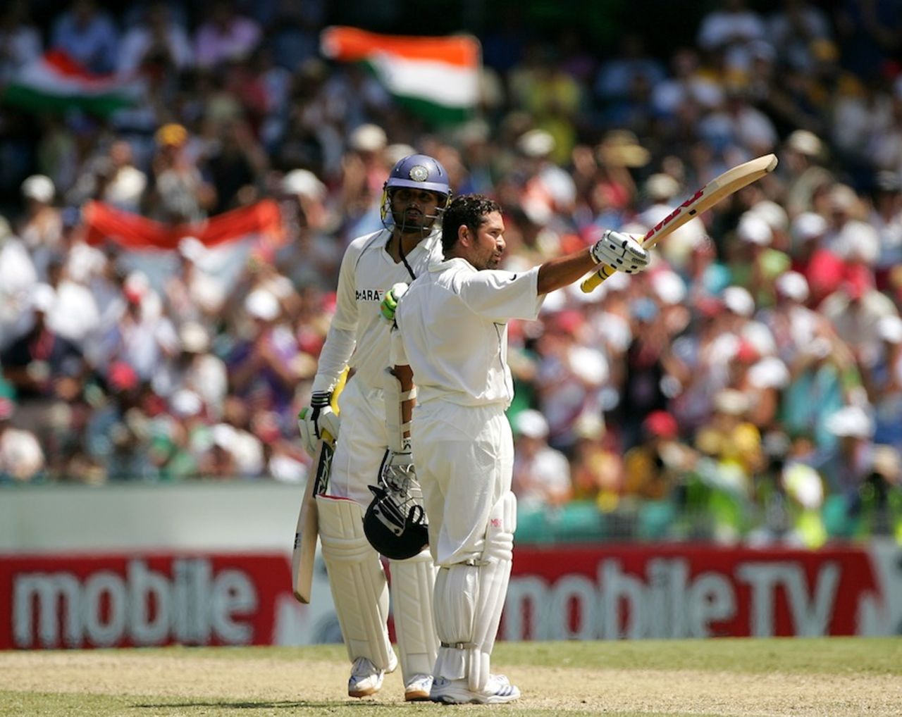Sachin Tendulkar acknowledges the applause after reaching his 38th Test century, Australia v India, 2nd Test, Sydney, 3rd day, January 4, 2008