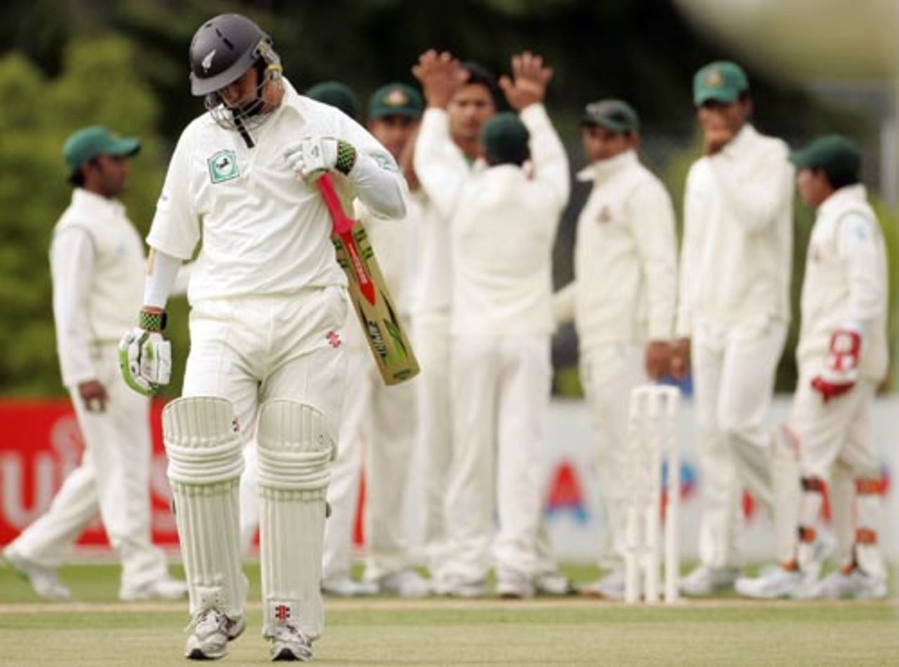 Mathew Sinclair is distraught while Bangladesh celebrate his dismissal, New Zealand v Bangladesh, 1st Test, Dunedin, 1st day, January 4, 2008
