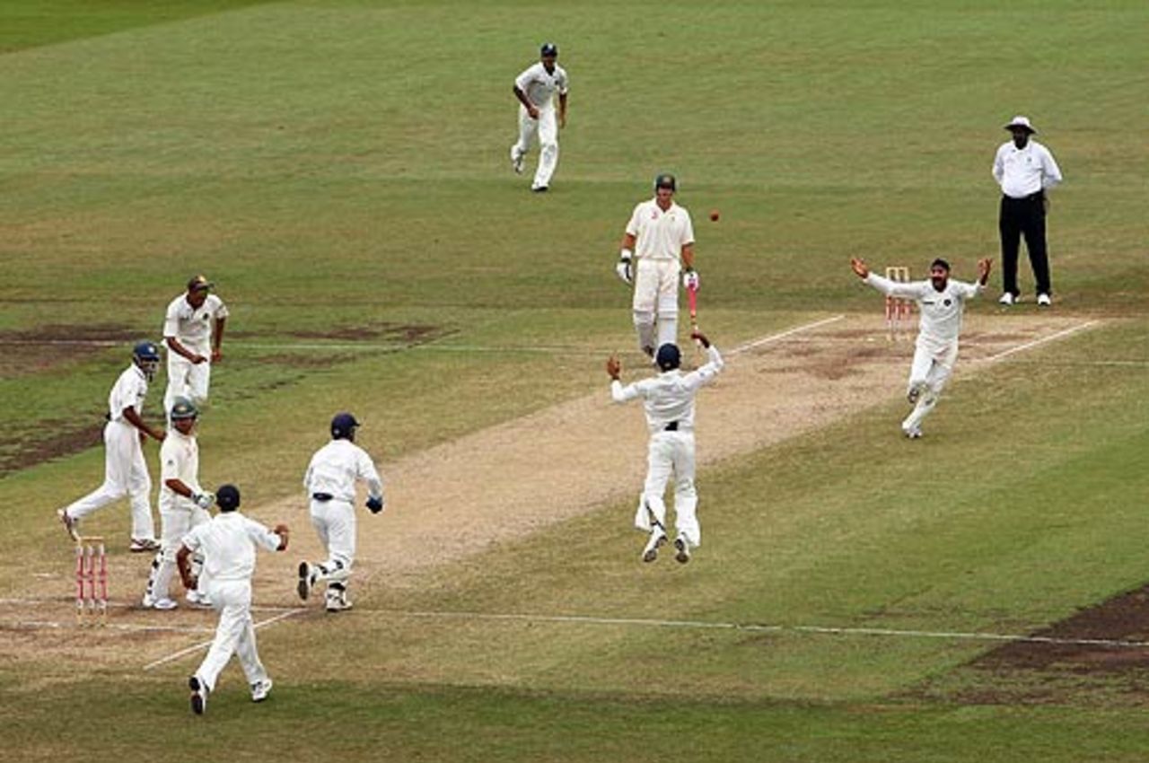 Harbhajan Singh has Ricky Ponting caught in close, Australia v India, 2nd Test, Sydney, 4th day, January 5, 2008