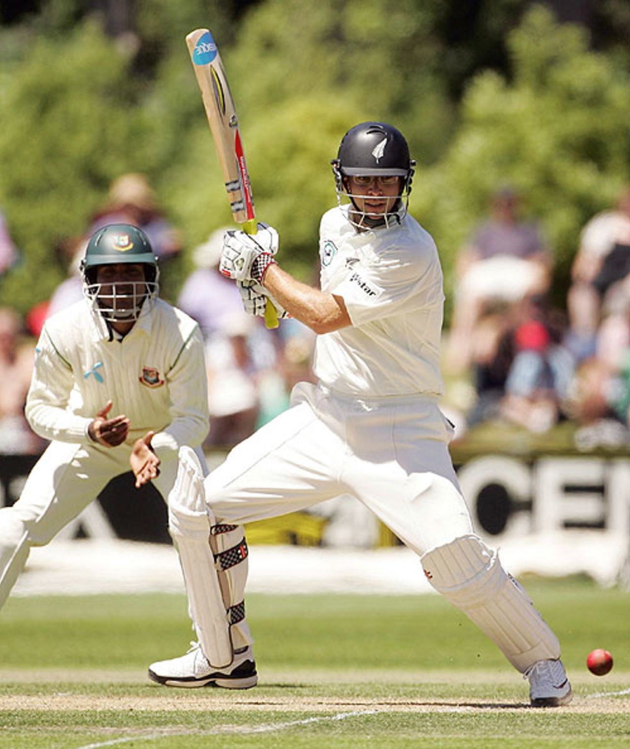 Daniel Vettori cuts runs through the off, New Zealand v Bangladesh, 1st Test, Dunedin, 2nd day, January 5, 2008
