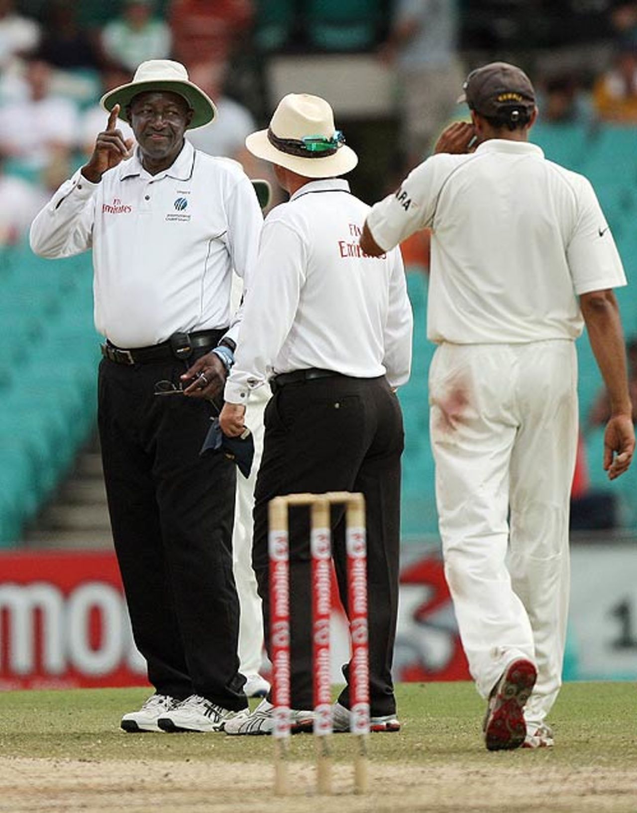 Steve Bucknor and Mark Benson assess the weather, Australia v India, 2nd Test, Sydney, 4th day, January 5, 2008