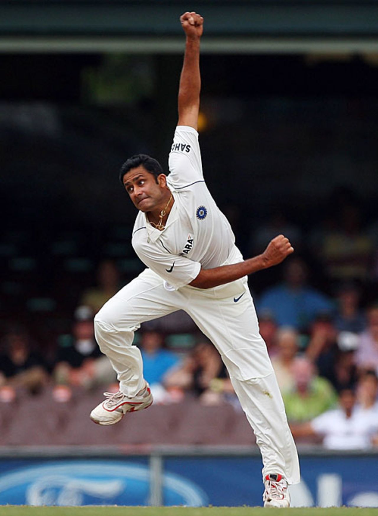 Anil Kumble in action at the SCG, Australia v India, 2nd Test, Sydney, 5th day, January 6, 2008