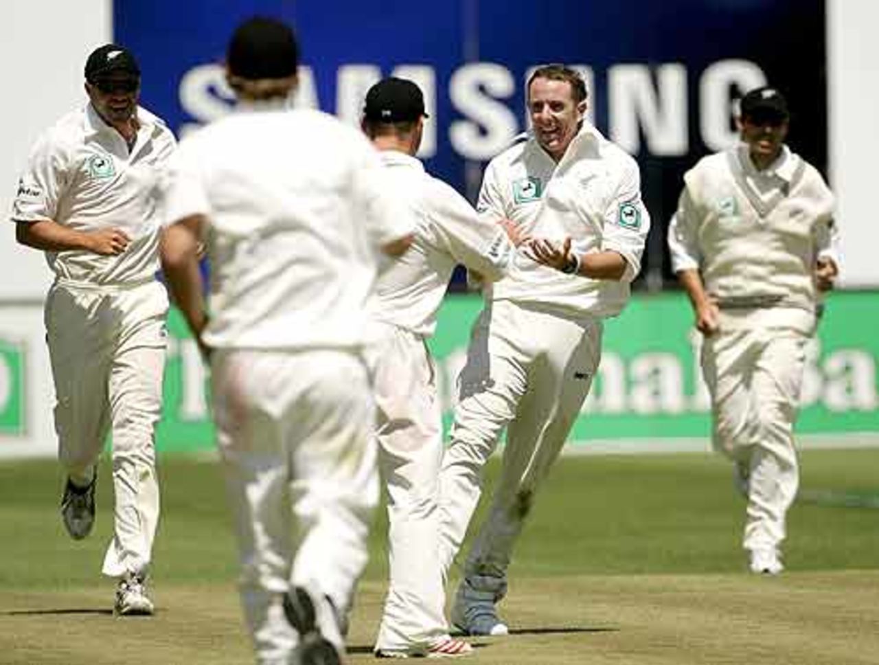 Iain O'Brien celebrates a wicket just before lunch, New Zealand v Bangladesh, 1st Test, Dunedin, 3rd day, January 6, 2008