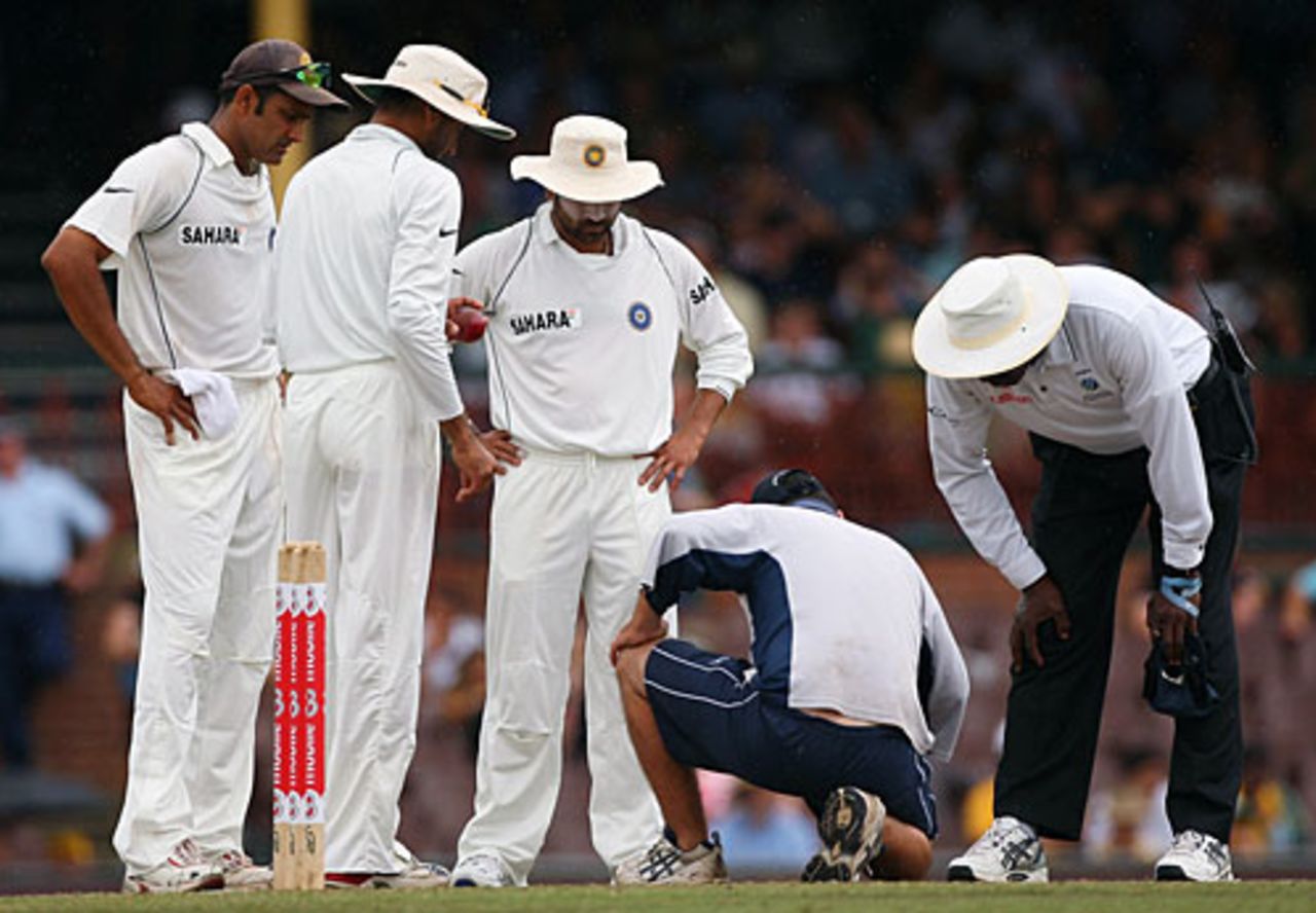 Members of the groundstaff take a look at the pitch, Australia v India, 2nd Test, Sydney, 5th day, January 6, 2008