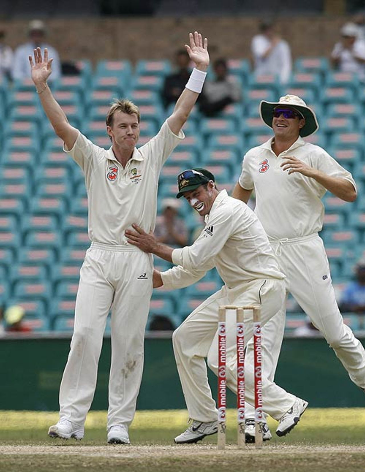 The Australians congratulate Brett Lee on his first-over wicket, Australia v India, 2nd Test, Sydney, 5th day, January 6, 2008