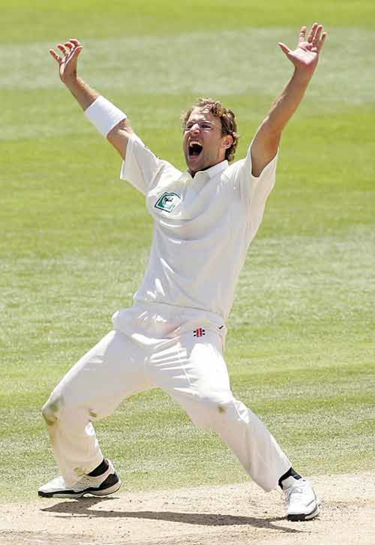 Daniel Vettori belts out another successful appeal, New Zealand v Bangladesh, 1st Test, Dunedin, 3rd day, January 6, 2008