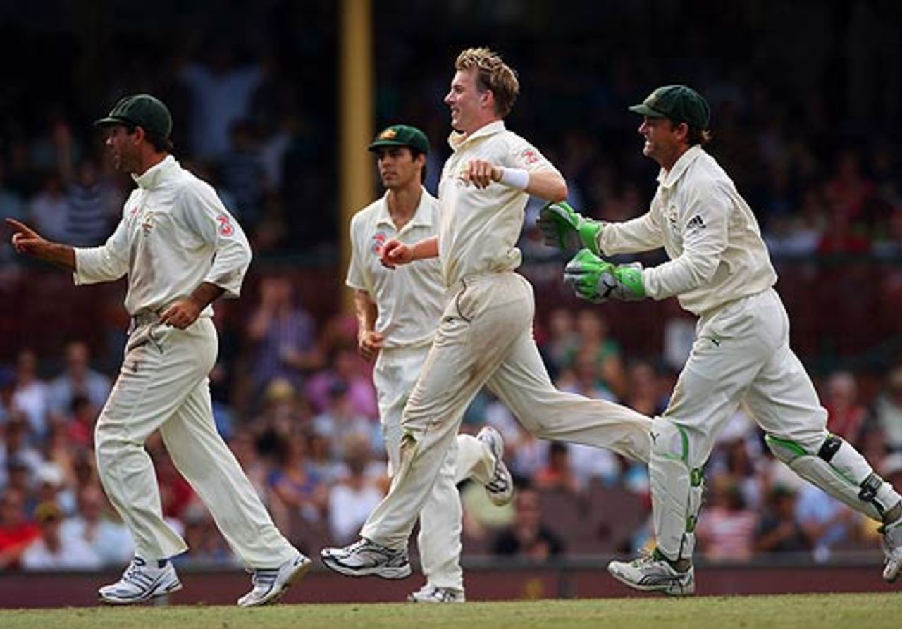 Brett Lee celebrates removing Sourav Ganguly while Ricky Ponting confirms that the catch was taken, Australia v India, 2nd Test, Sydney, 5th day, January 6, 2008