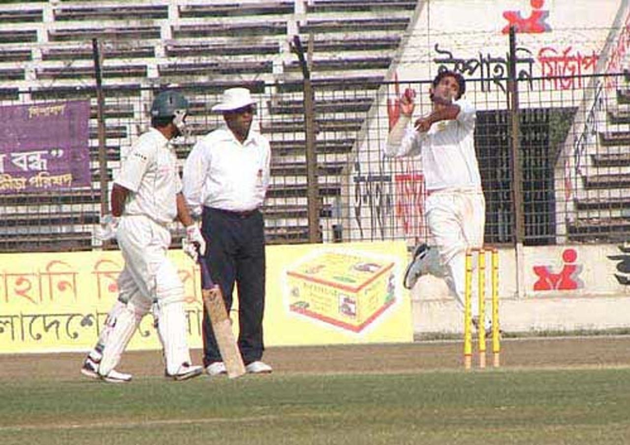 Tareq Aziz in his delivery stride against Sylhet, Chittagong Division v Sylhet Division, Fatullah, January 6, 2008