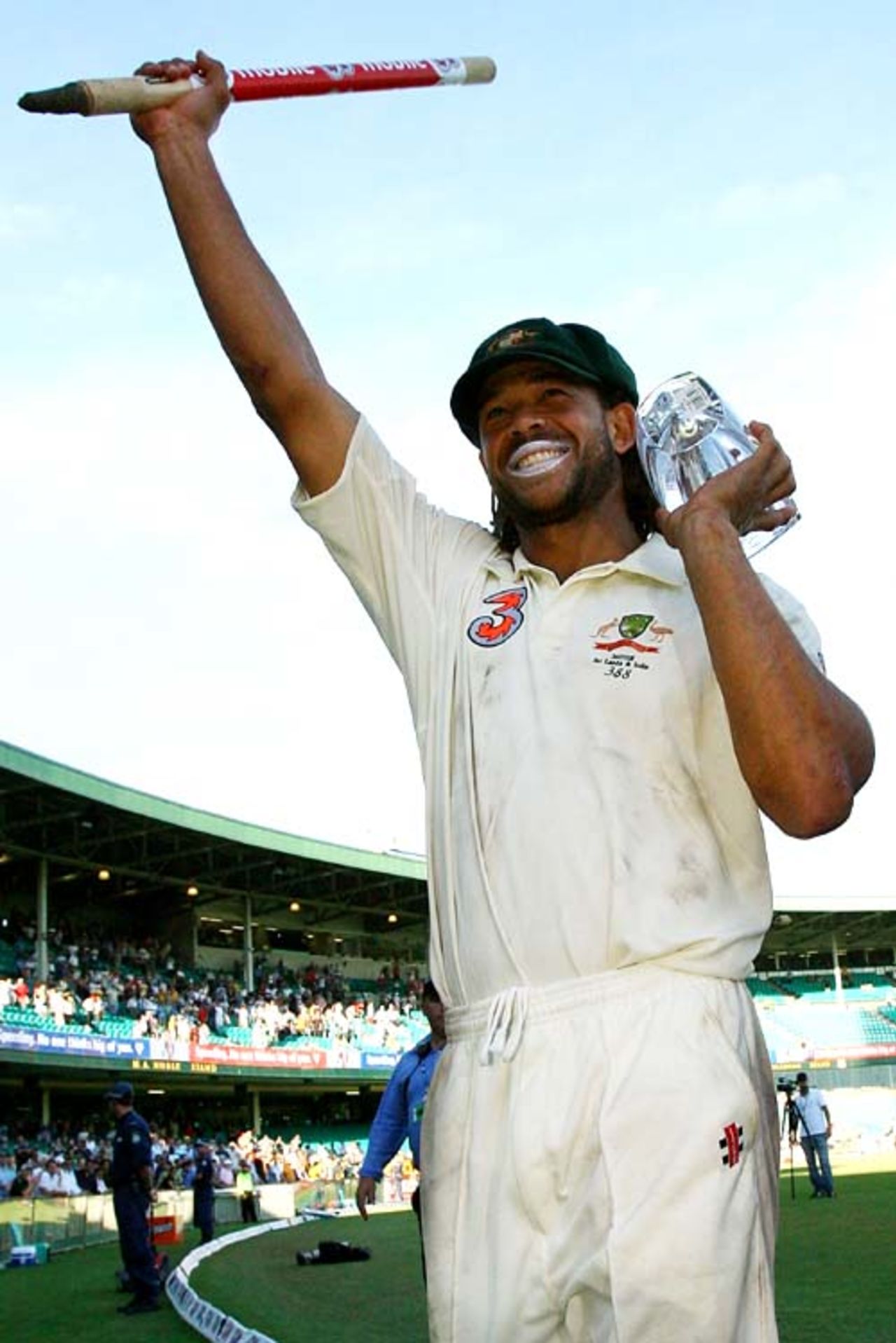 Man-of-the-Match Andrew Symonds waves to the fans, Australia v India, 2nd Test, Sydney, 5th day, January 6, 2008
