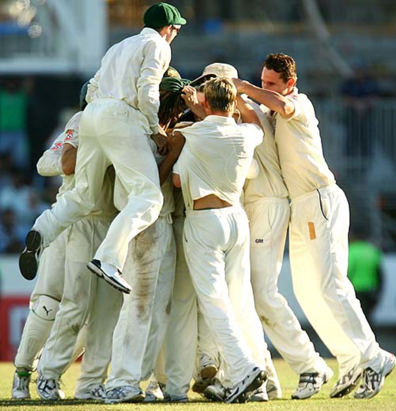 The Australians huddle up after the 16th consecutive Test win, Australia v India, 2nd Test, Sydney, 5th day, January 6, 2008
