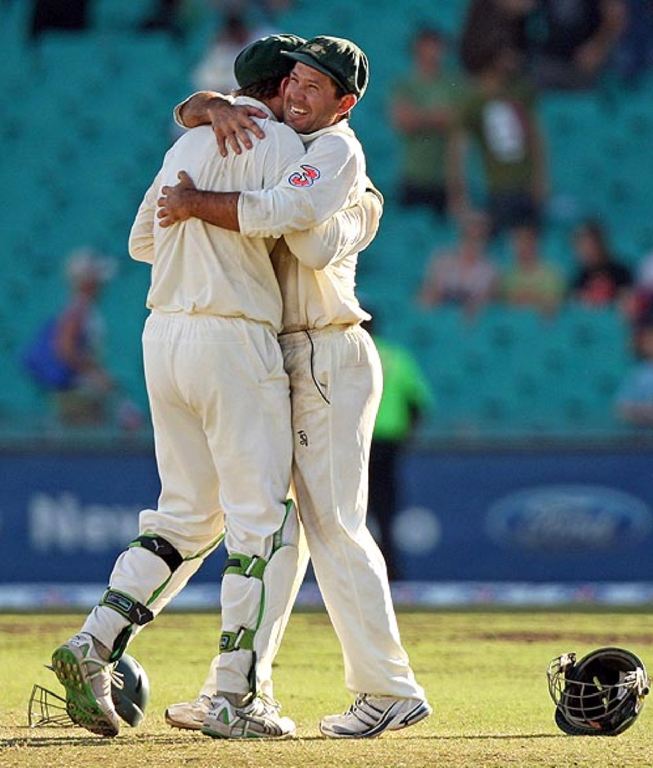 Ricky Ponting embraces Adam Gilchrist after the victory, Australia v India, 2nd Test, Sydney, 5th day, January 6, 2008