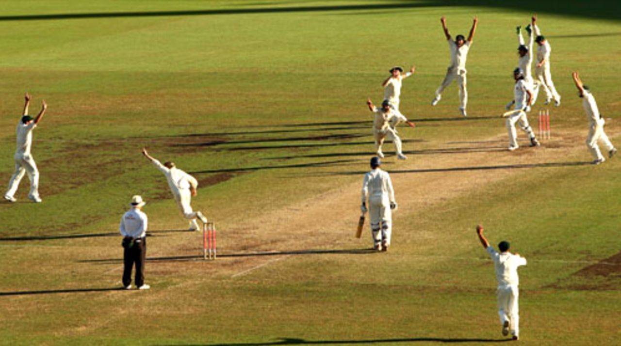Michael Clarke took the final three wickets to help Australia post their 16th consecutive win, Australia v India, 2nd Test, Sydney, 5th day, January 6, 2008