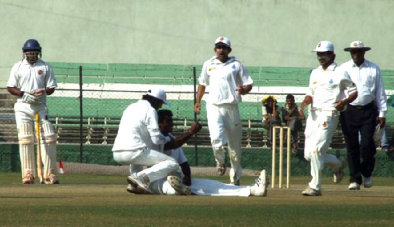 Delhi's Parvinder Awana is congratulated on the wicket of Shatrunjay Gaekwad, Baroda v Delhi, semi-final, Ranji Trophy Super League, Indore, 3rd day, January 7, 2008 