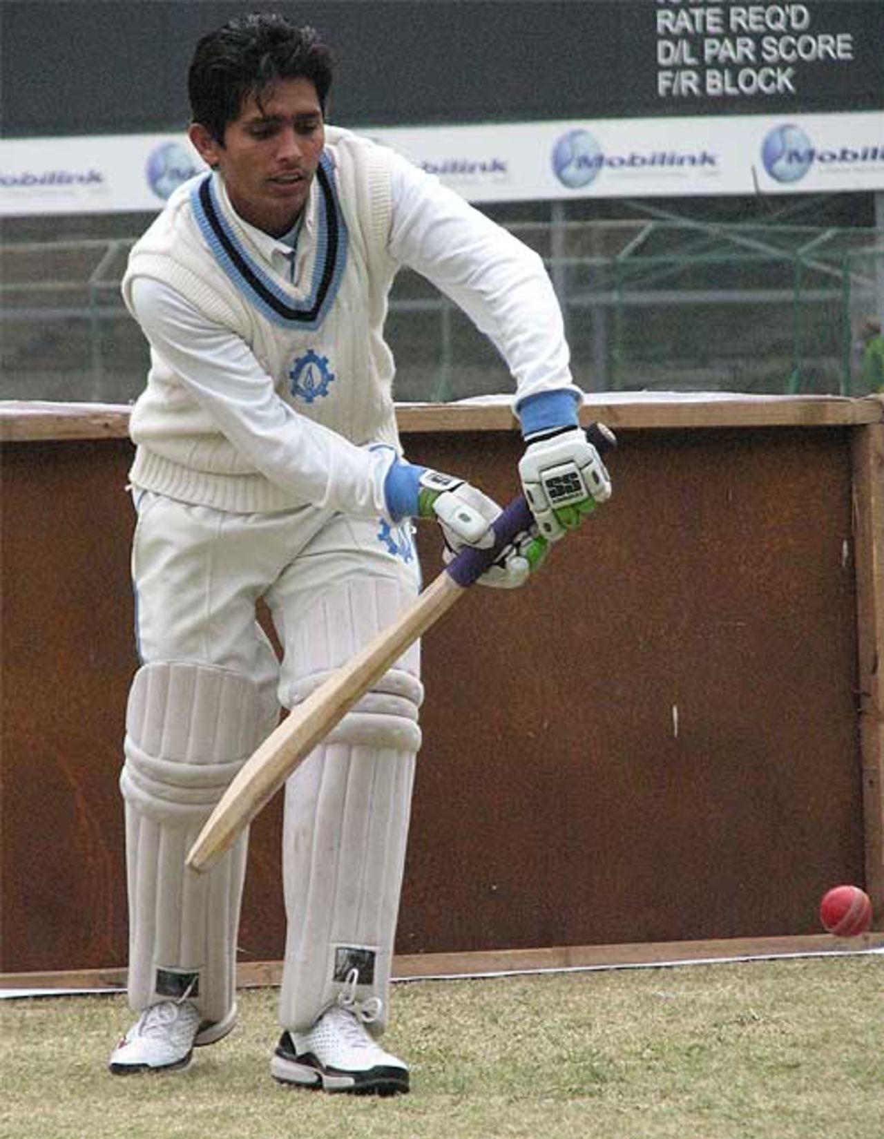Adnan Akmal gets some batting practice with play held up, HBL v SNGPL, Quaid-e-Azam Trophy final, Karachi, 1st day, January 7, 2008