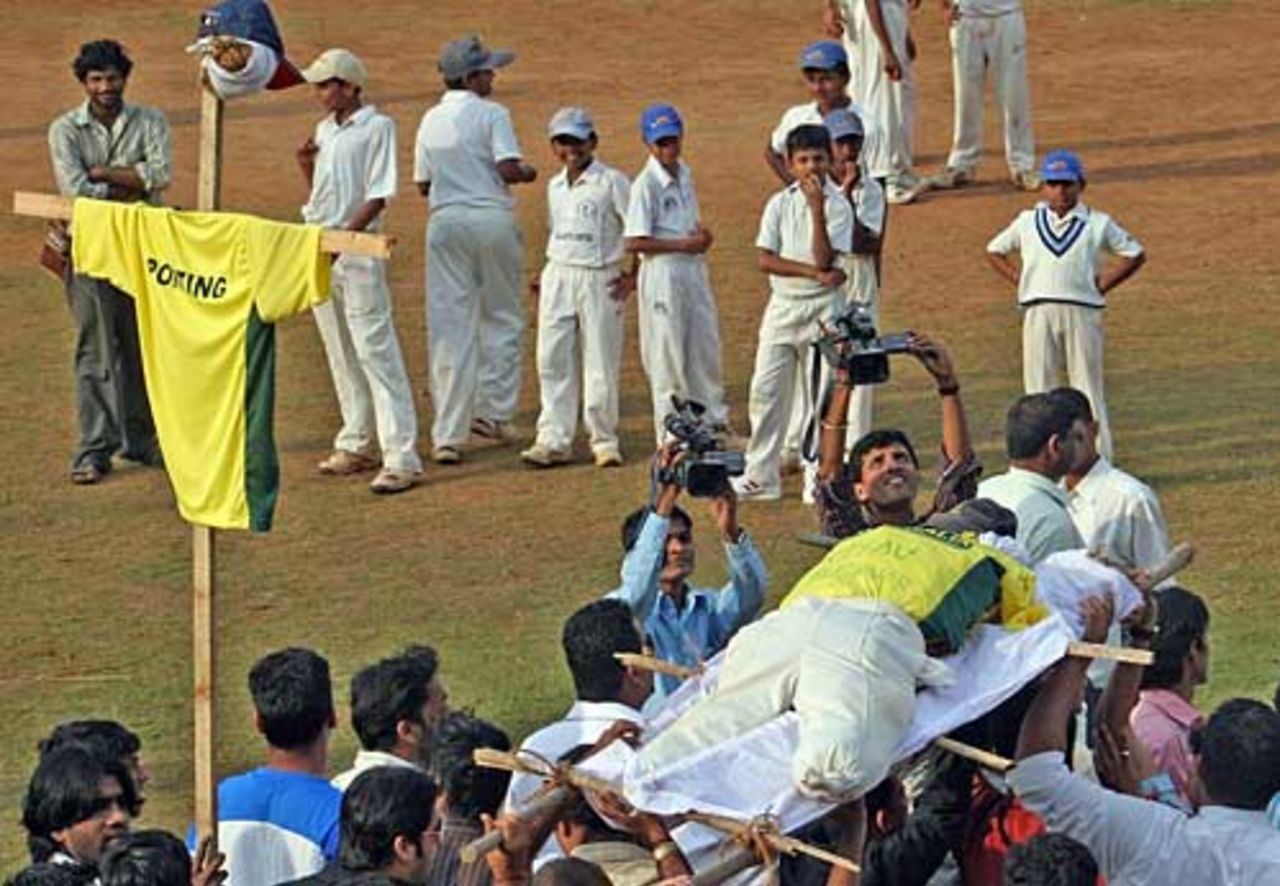 Indian fans march with an effigy of Ricky Ponting, Mumbai, January 7, 2008