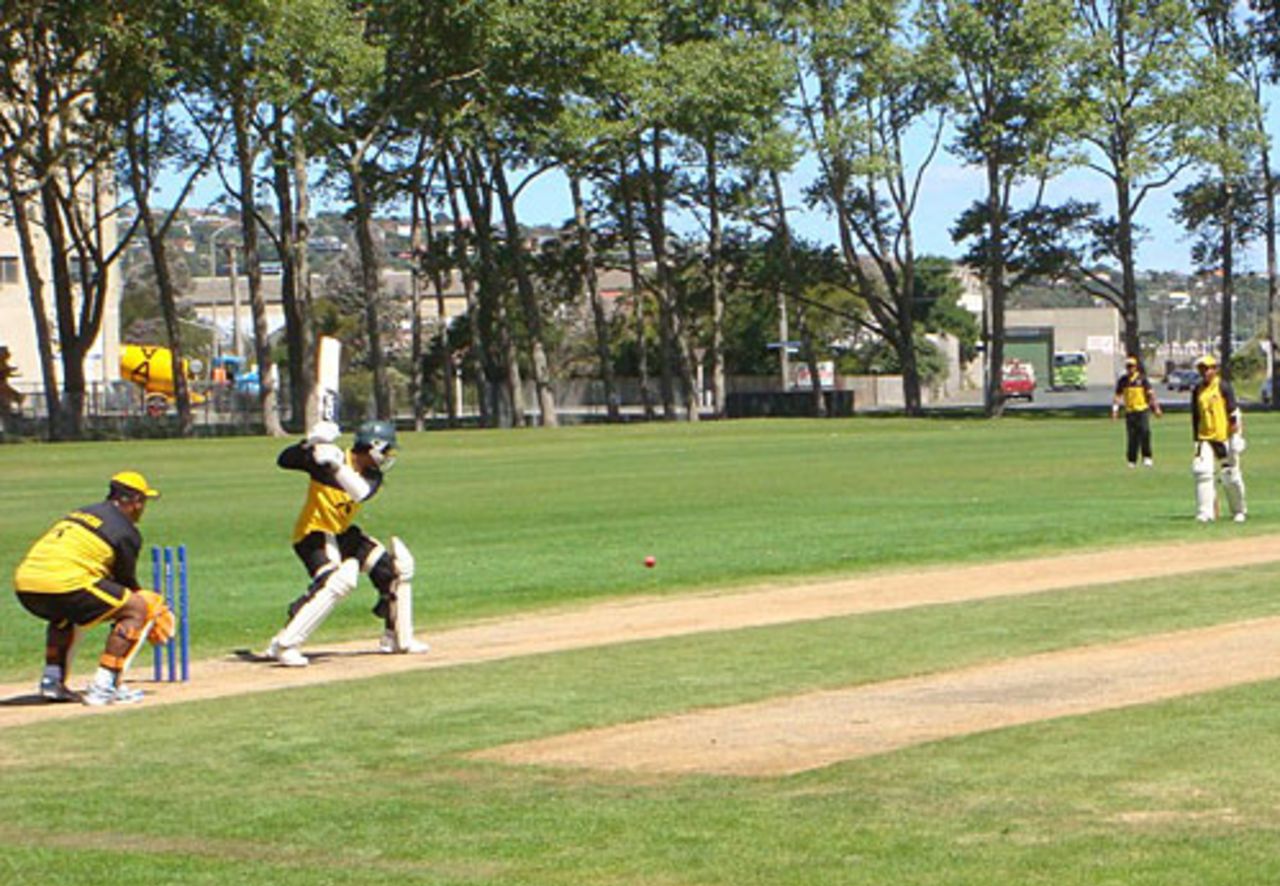 Mohammad Ashraful bats against Abdur Razzak in practice, Dunedin, January 8, 2007