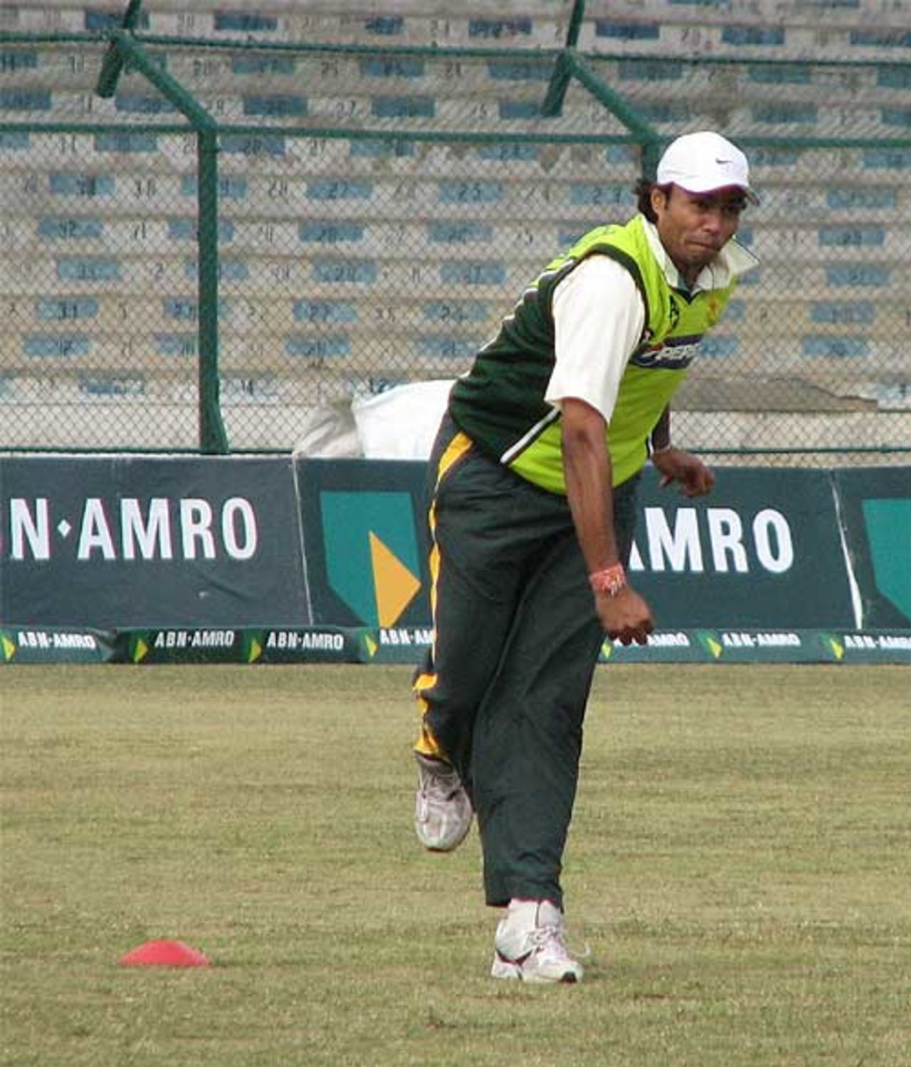 Danish Kaneria turns his arm over during a makeshift practice session, HBL v SNGPL, Quaid-e-Azam Trophy final, Karachi, 2nd day, January 8, 2008