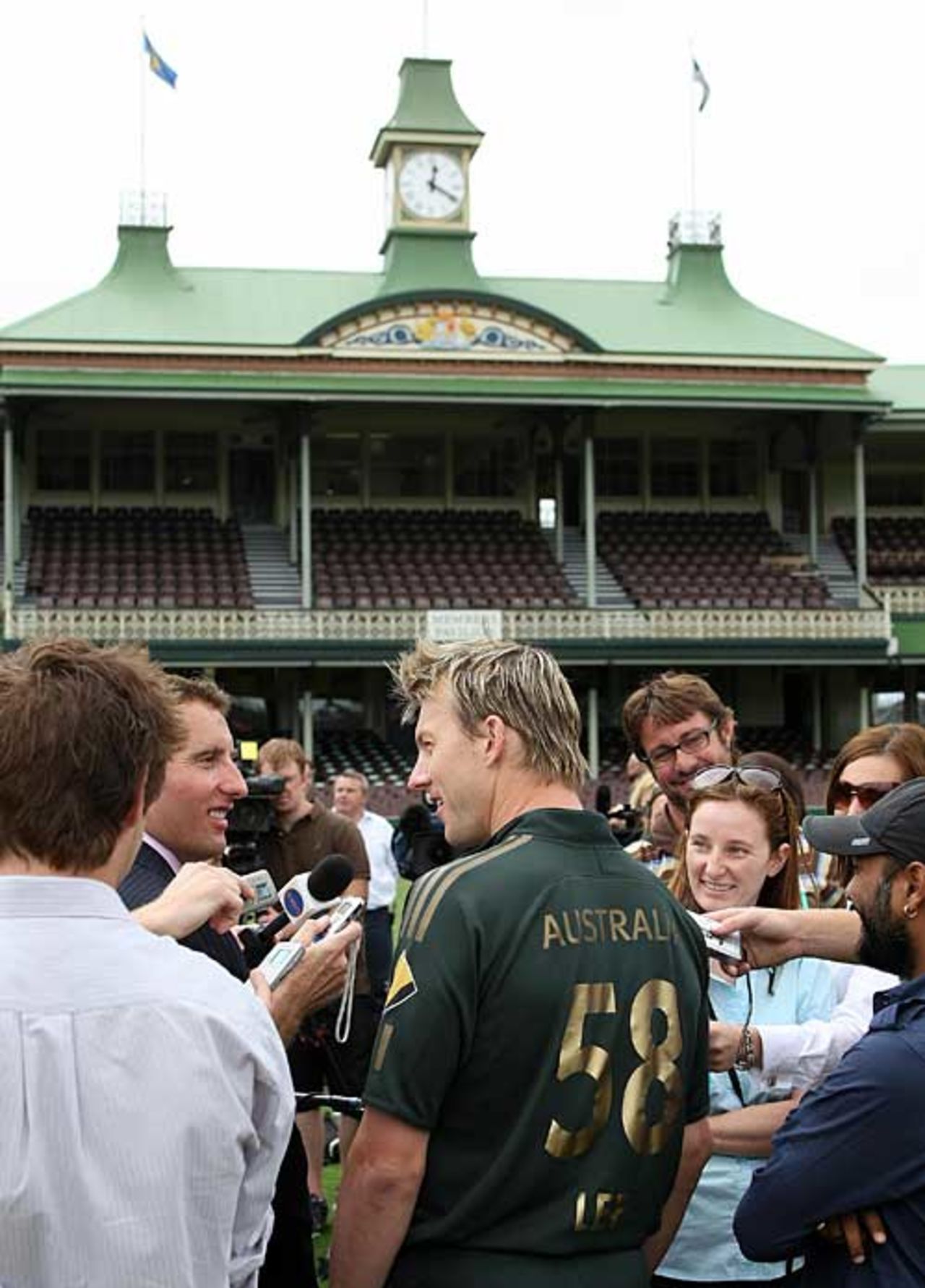 Brett Lee is centre of attention at the SCG during filming of <i>Victory</i>, Sydney, January 8, 2007