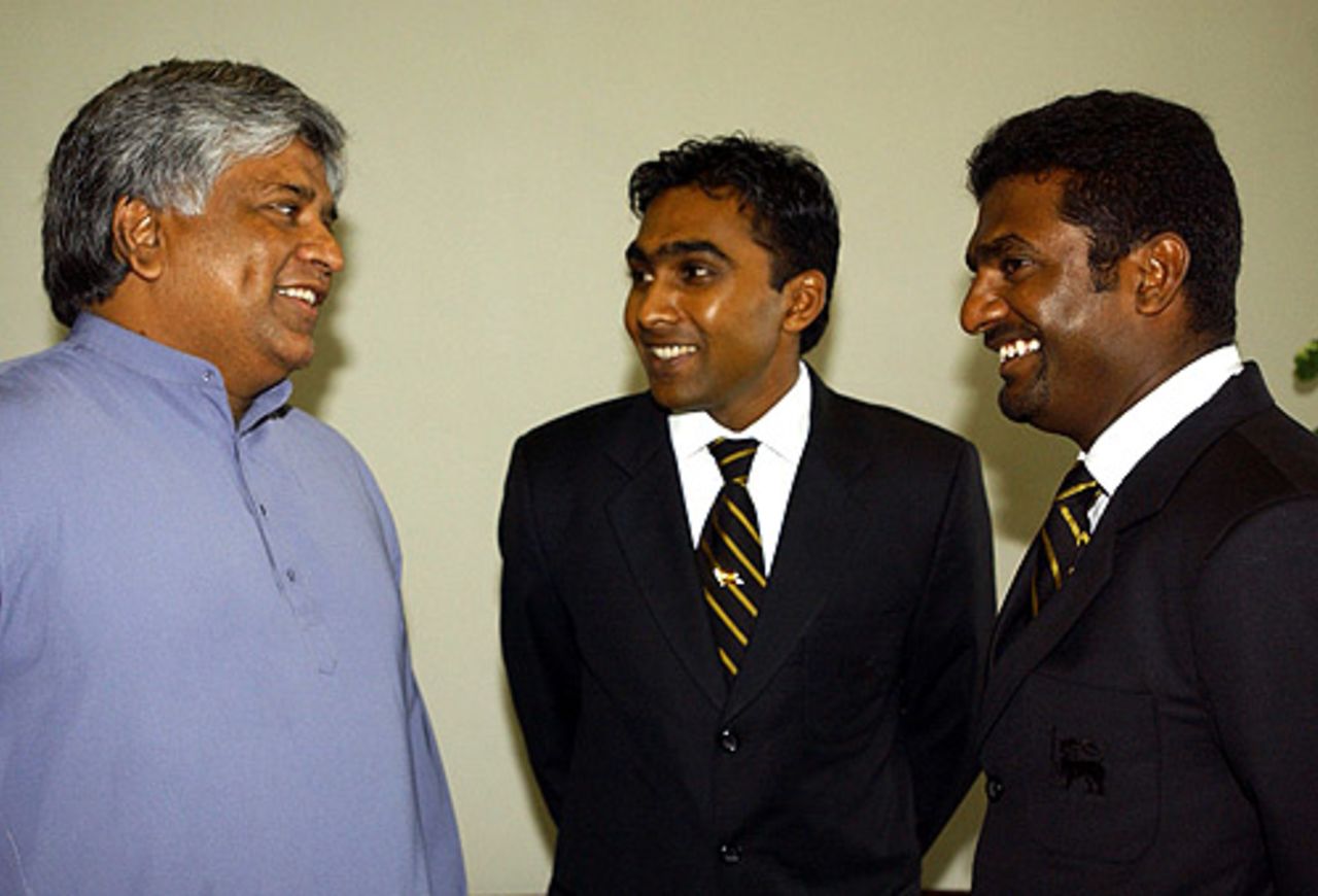 Arjuna Ranatunga chats with Mahela Jayawardene and Muttiah Muralitharan during a felicitation by the Sri Lankan Parliament, Colombo, January 10, 2008