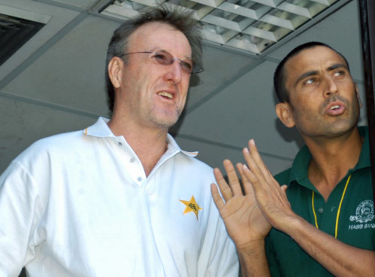 Geoff Lawson talks to Younis Khan at the balcony of the National Cricket Stadium, Karachi, January 10, 2008