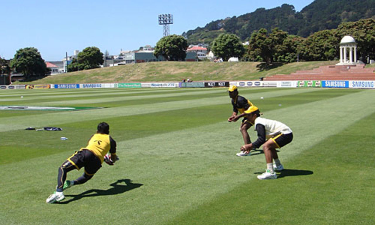 Bangladesh fielders practise fielding behind the wicket, Wellington, January 11, 2007