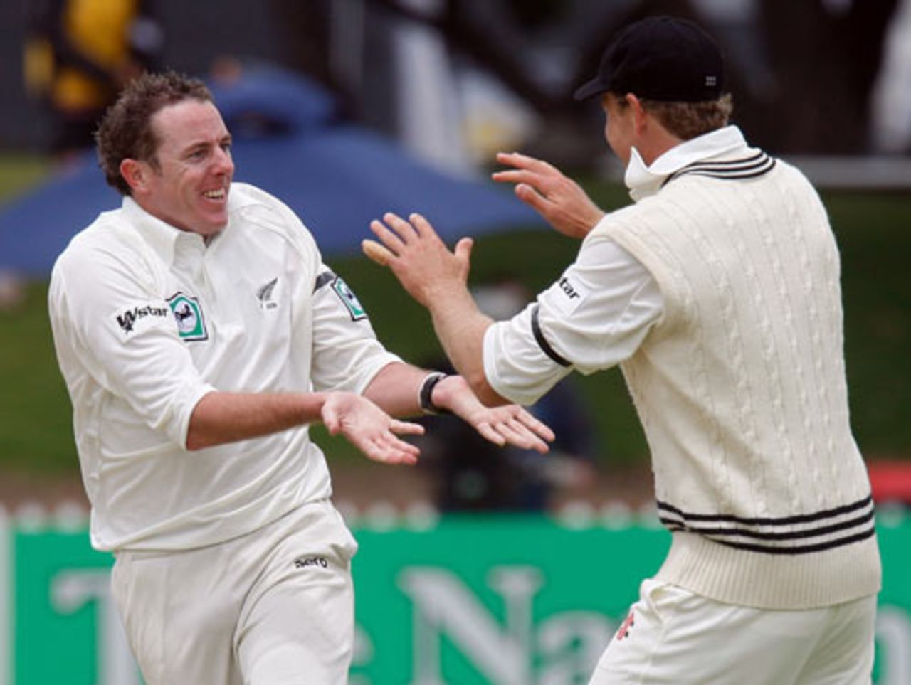 Iain O'Brien and Jacob Oram rejoice after a wicket, New Zealand v Bangladesh, 2nd Test, Wellington, 1st day, January 12, 2008