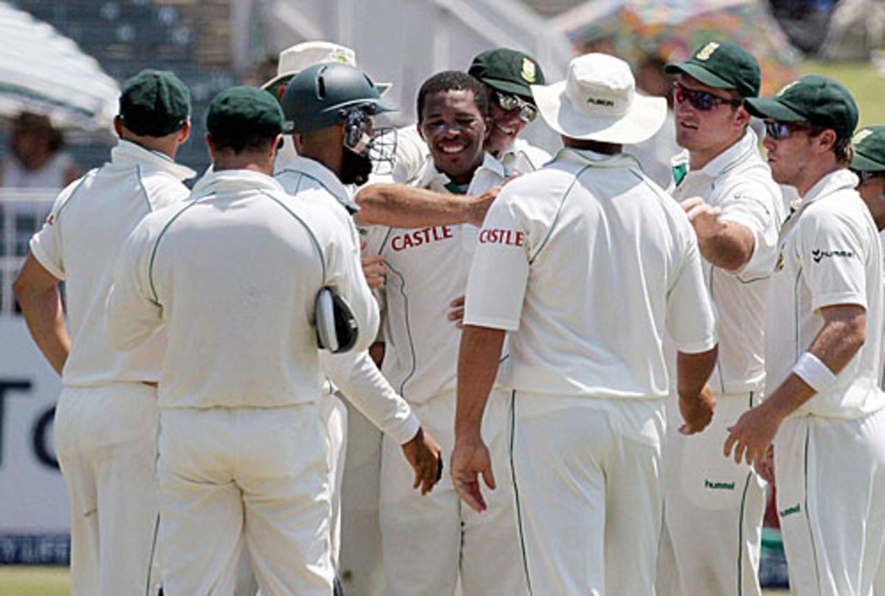 Makhaya Ntini is congratulated on the wicket of Daren Ganga, South Africa v West Indies, 3rd Test, Durban, 3rd day, January 12, 2008 