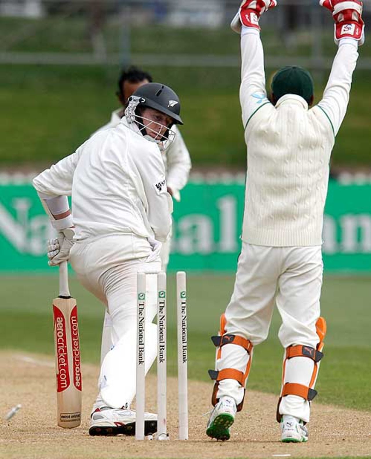 Iain O'Brien's off bail is dislodged by Aftab Ahmed, New Zealand v Bangladesh, 2nd Test, Wellington, 2nd day, January 13, 2008