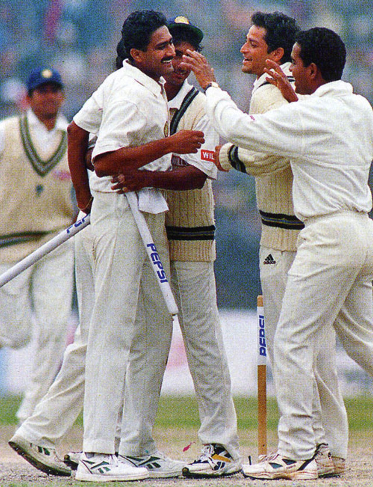 Anil Kumble is congratulated on completing his 10 for 74 against Pakistan, India v Pakistan, Delhi, February 7, 1999