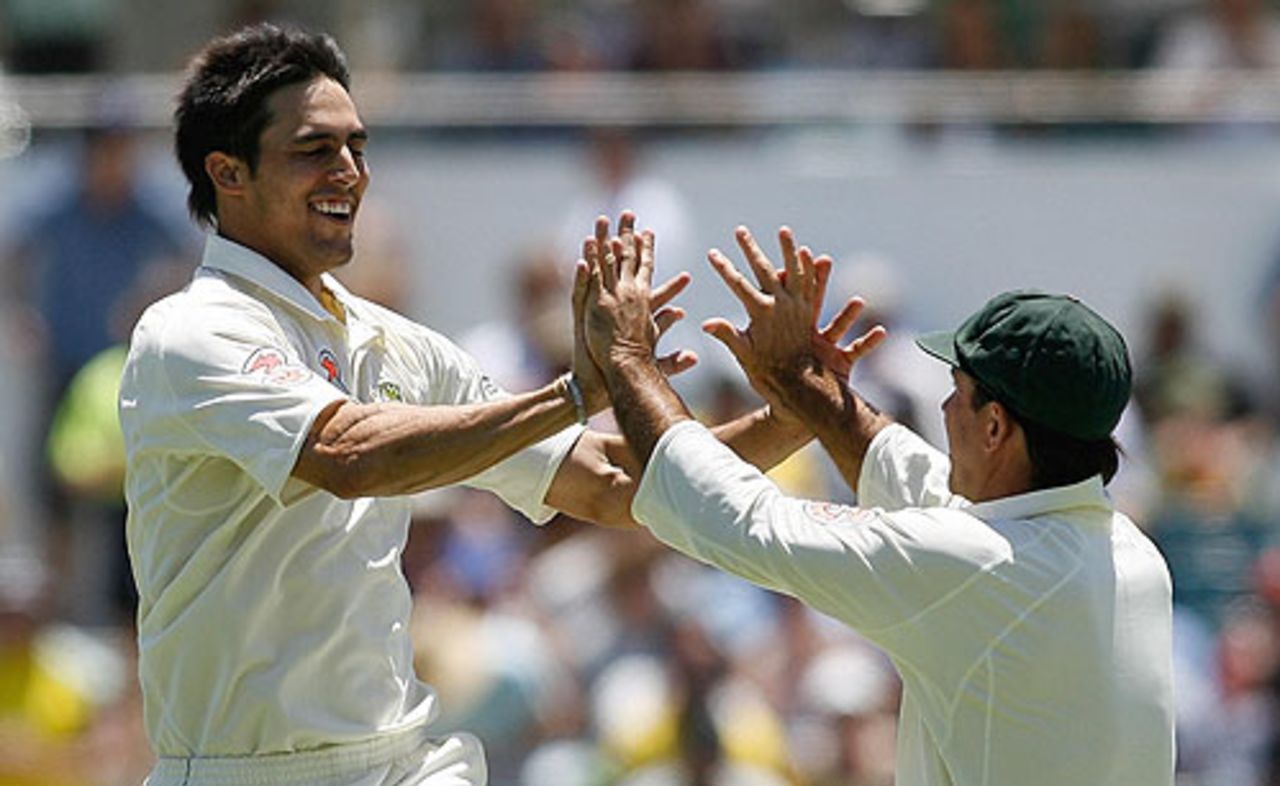 Mitchell Johnson snapped a 57-run opening stand, Australia v India, 3rd Test, 1st day, Perth, January 16, 2008