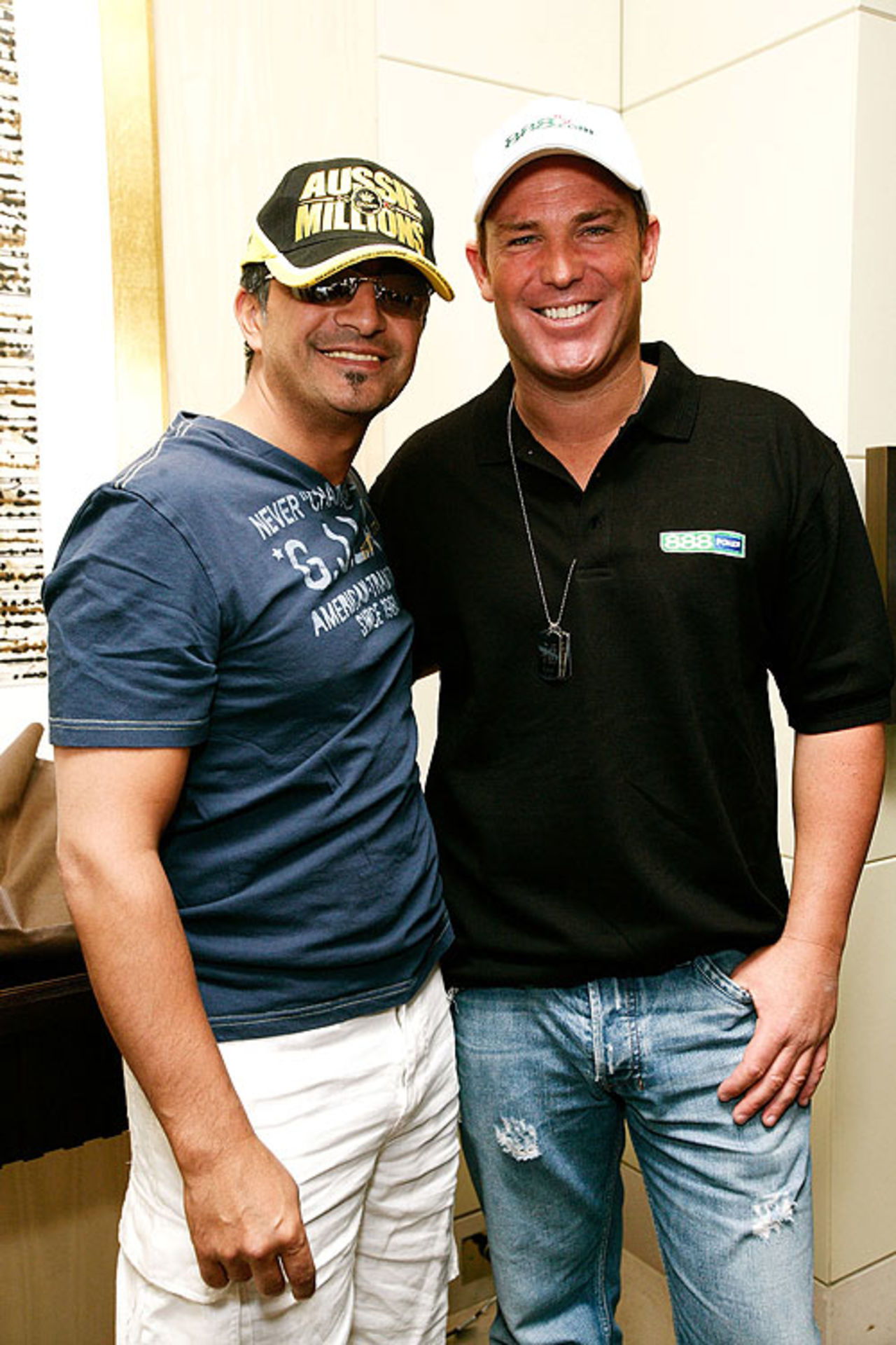 Shane Warne poses with poker champion Joe Hachem at Crown Casino, Melbourne, January 16, 2008