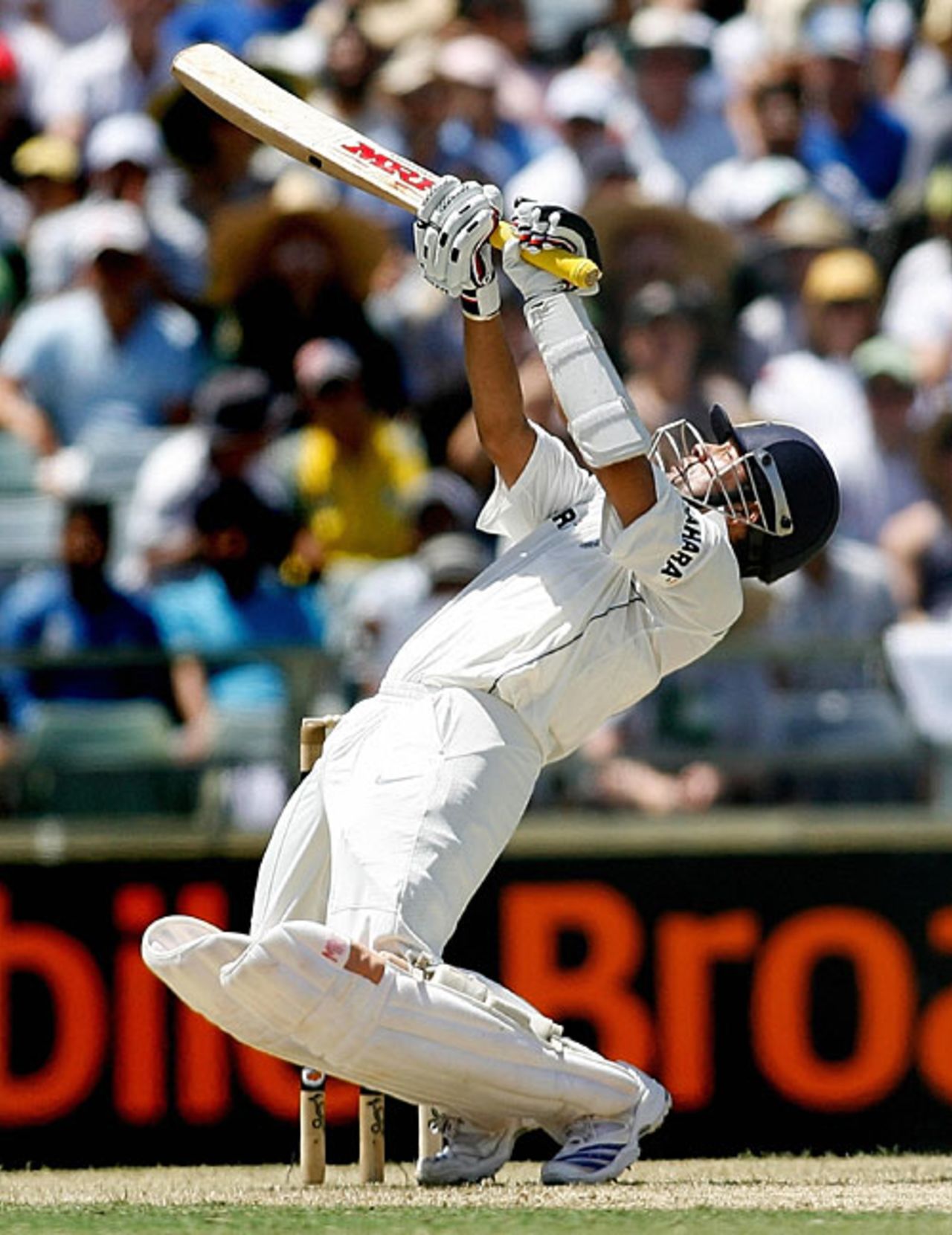 Sachin Tendulkar chips one over Adam Gilchrist, Australia v India, 3rd Test, Perth, 1st day, January 16, 2008