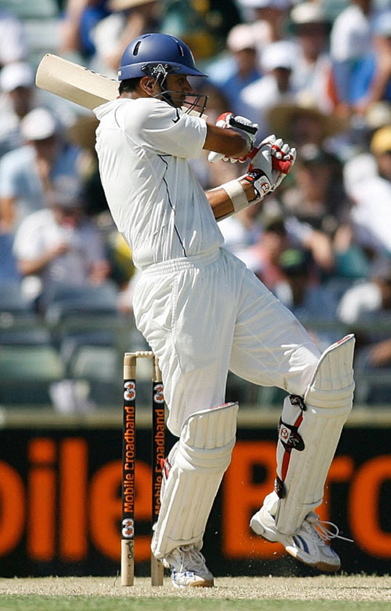 Rahul Dravid pulls during his half-century, Australia v India, 3rd Test, Perth, 1st day, January 16, 2008