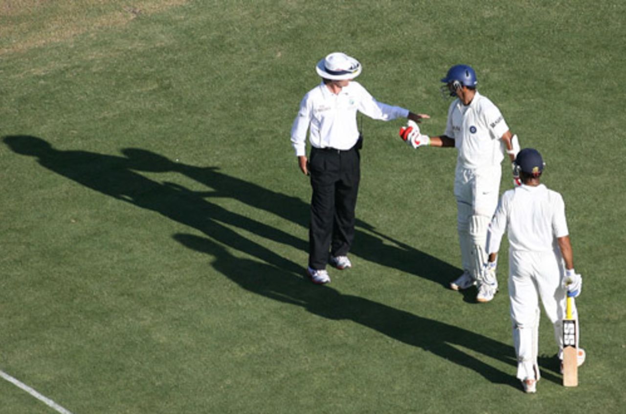Rahul Dravid has a word with Billy Bowden while VVS Laxman looks on, Australia v India, 3rd Test, 1st day, Perth, January 16, 2008 