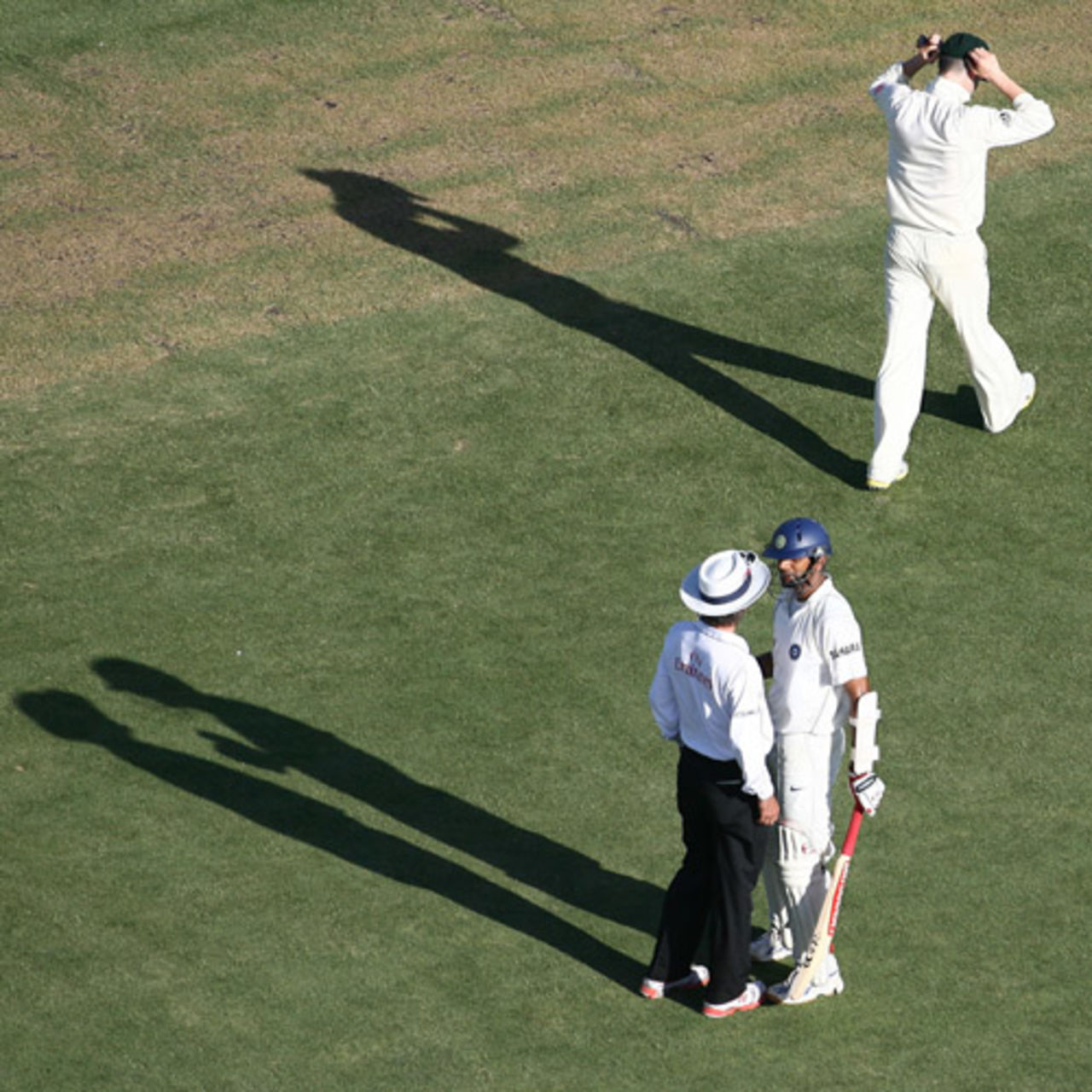Rahul Dravid lodges his protest with Billy Bowden, while Michael Clarke, who rushed through an over, walks away, Australia v India, 3rd Test, 1st day, Perth, January 16, 2008 