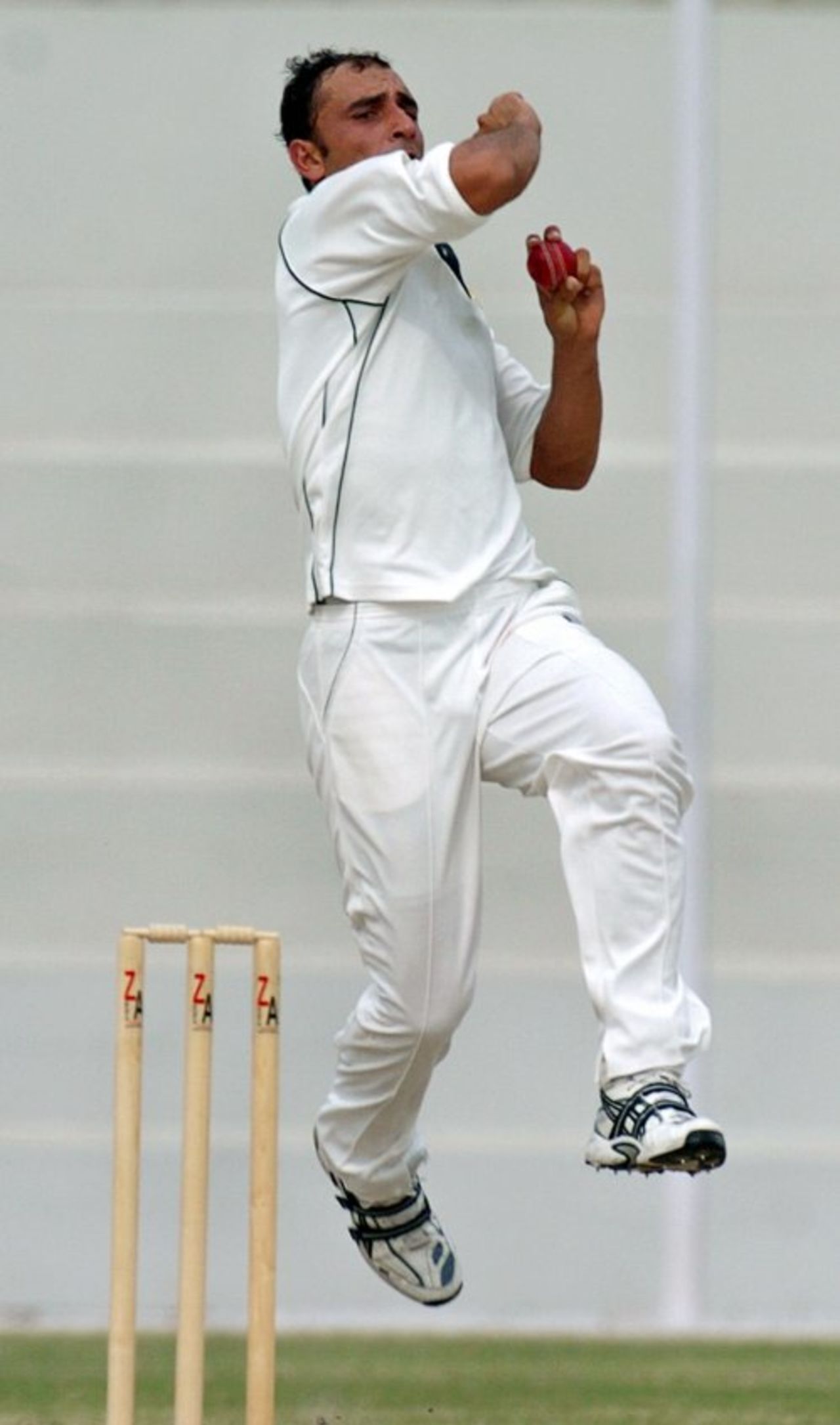 Samiullah Khan in his delivery stride, Patron's XI v Zimbabweans, Karachi, 3rd day, January 16, 2008
