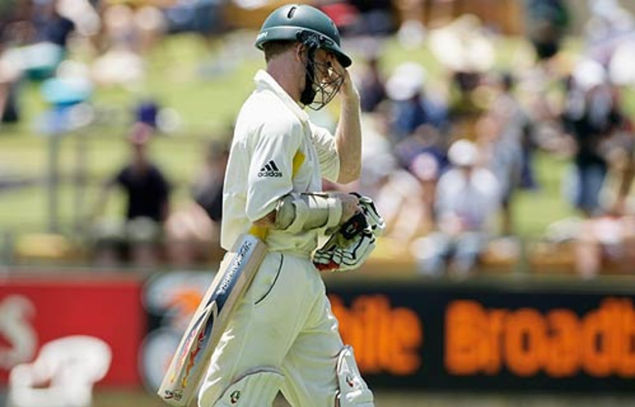 A disappointed Chris Rogers walks off after making 4 in his first Test innings, Australia v India, 3rd Test, Perth, 2nd day, January 17, 2008 