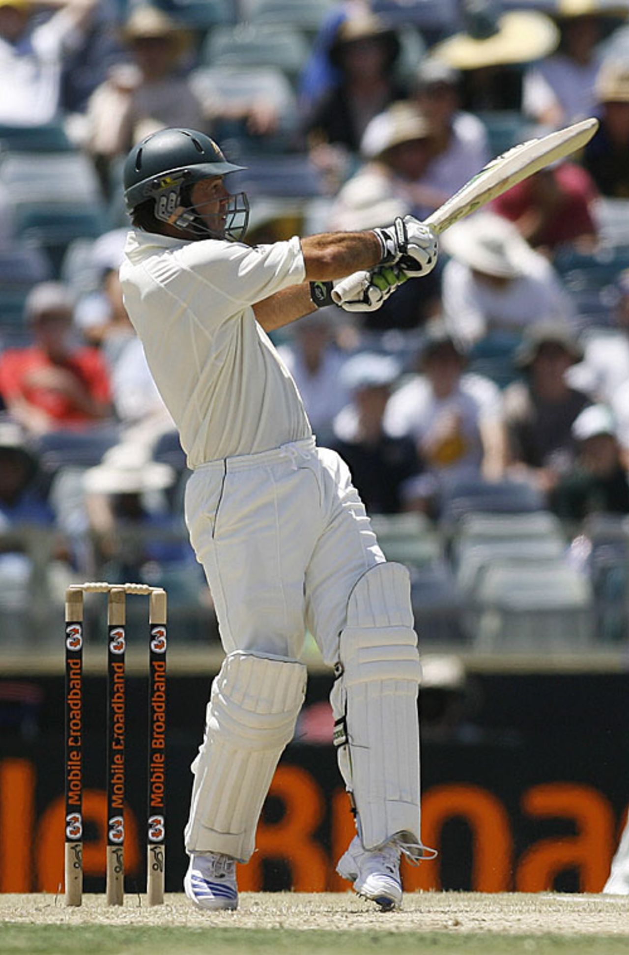 Ricky Ponting pulls during his 20, Australia v India, 3rd Test, Perth, 2nd day, January 17, 2008 