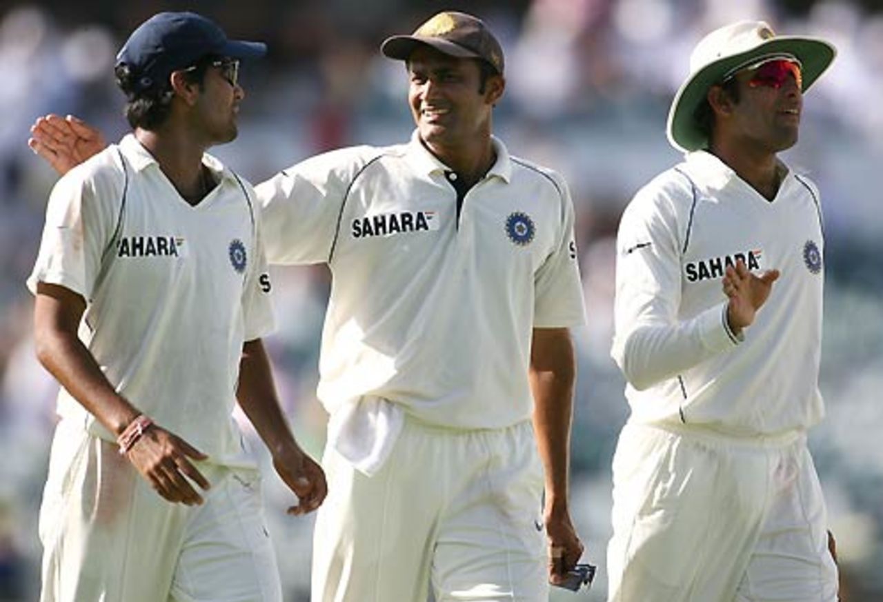 Anil Kumble pats RP Singh on the back for a job well done, Australia v India, 3rd Test, Perth, 2nd day, January 17, 2008
