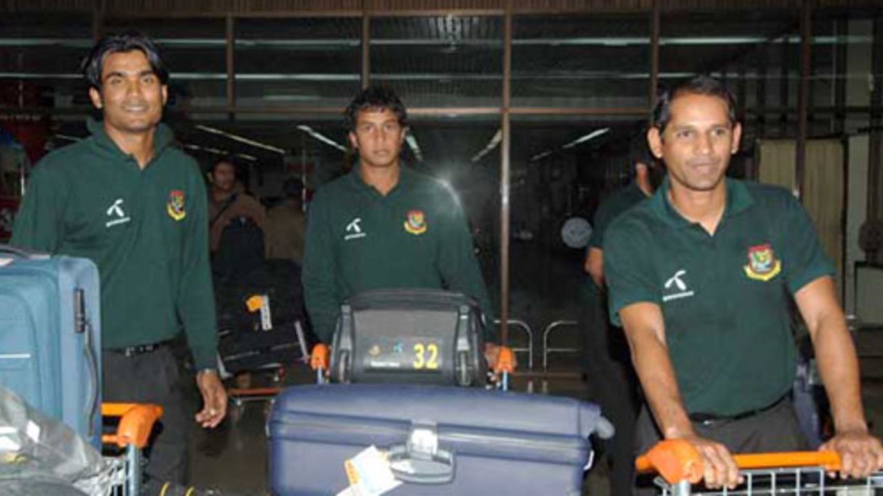 Junaid Siddique, Sajidul Islam and Habibul Bashar stroll with their baggage, January 18, 2008