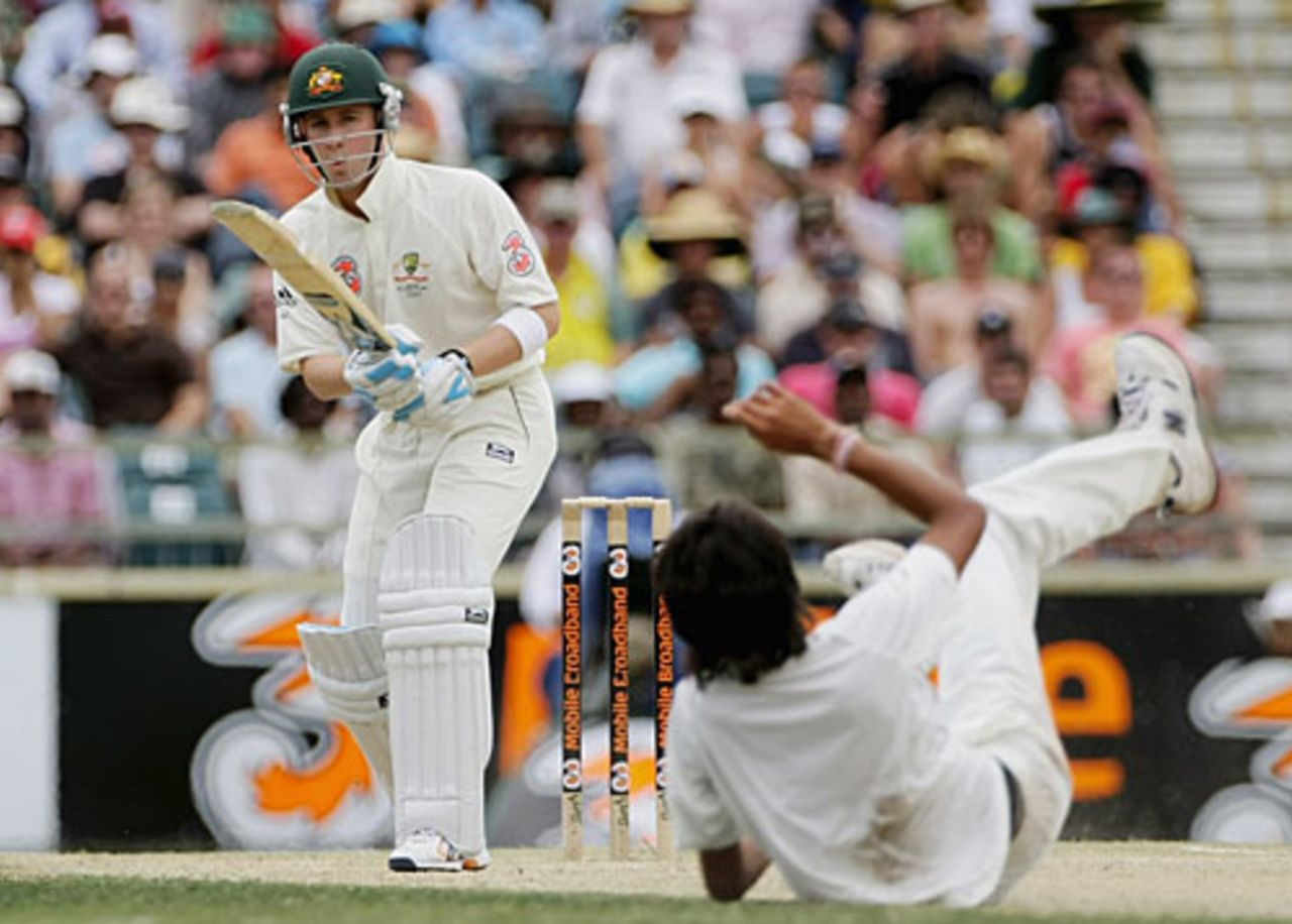 Ishant Sharma tries to stop a drive from Michael Clarke, Australia v India, 3rd Test, Perth, 4th day, January 19, 2008