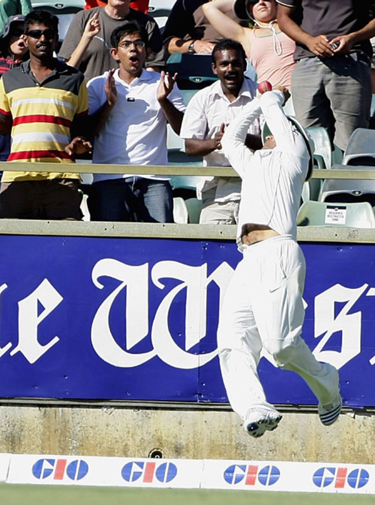 Virender Sehwag runs backwards trying to take a catch to dismiss Mitchell Johnson, Australia v India, 3rd Test, Perth, 4th day, January 19, 2008
