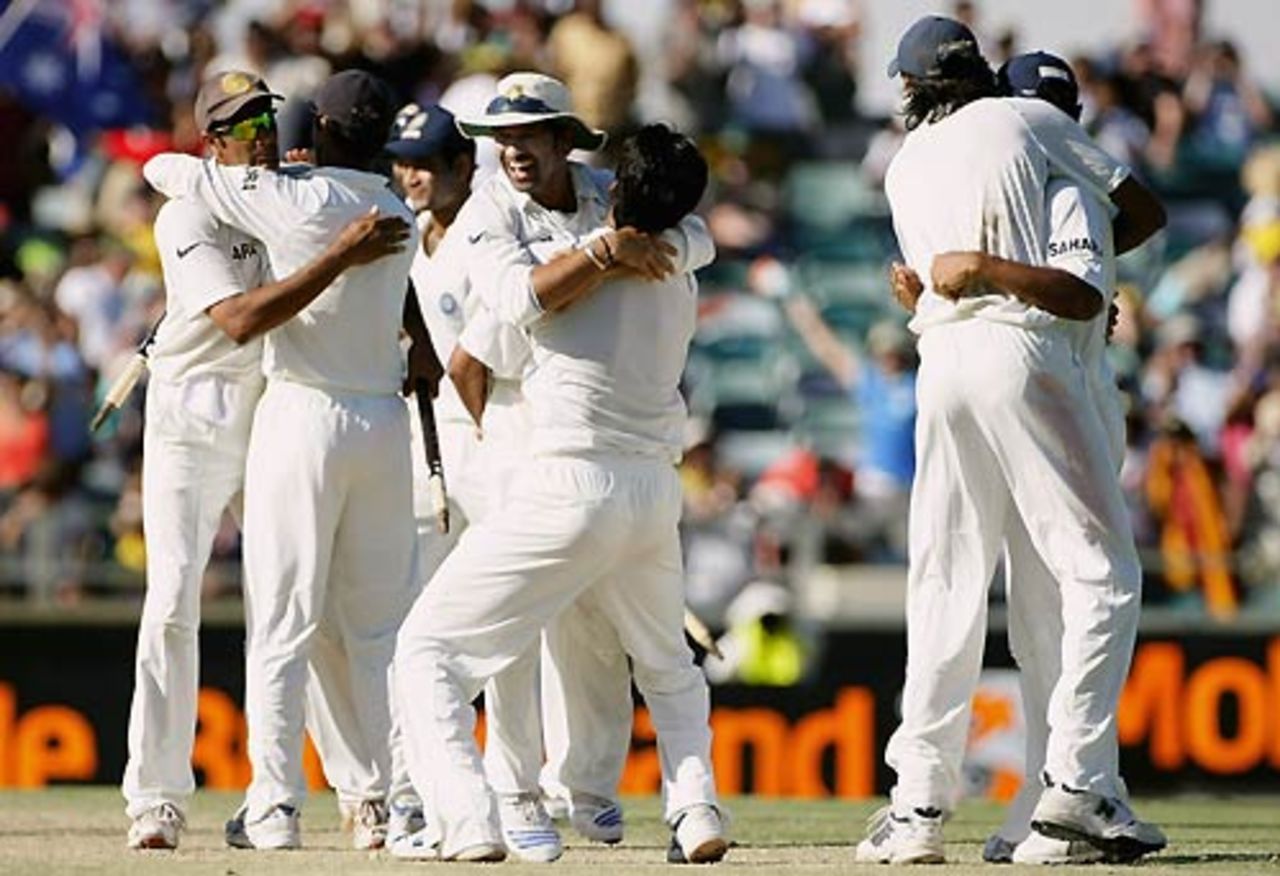 India celebrate after surviving a counter-attack by the Australian tail, Australia v India, 3rd Test, Perth, 4th day, January 19, 2008