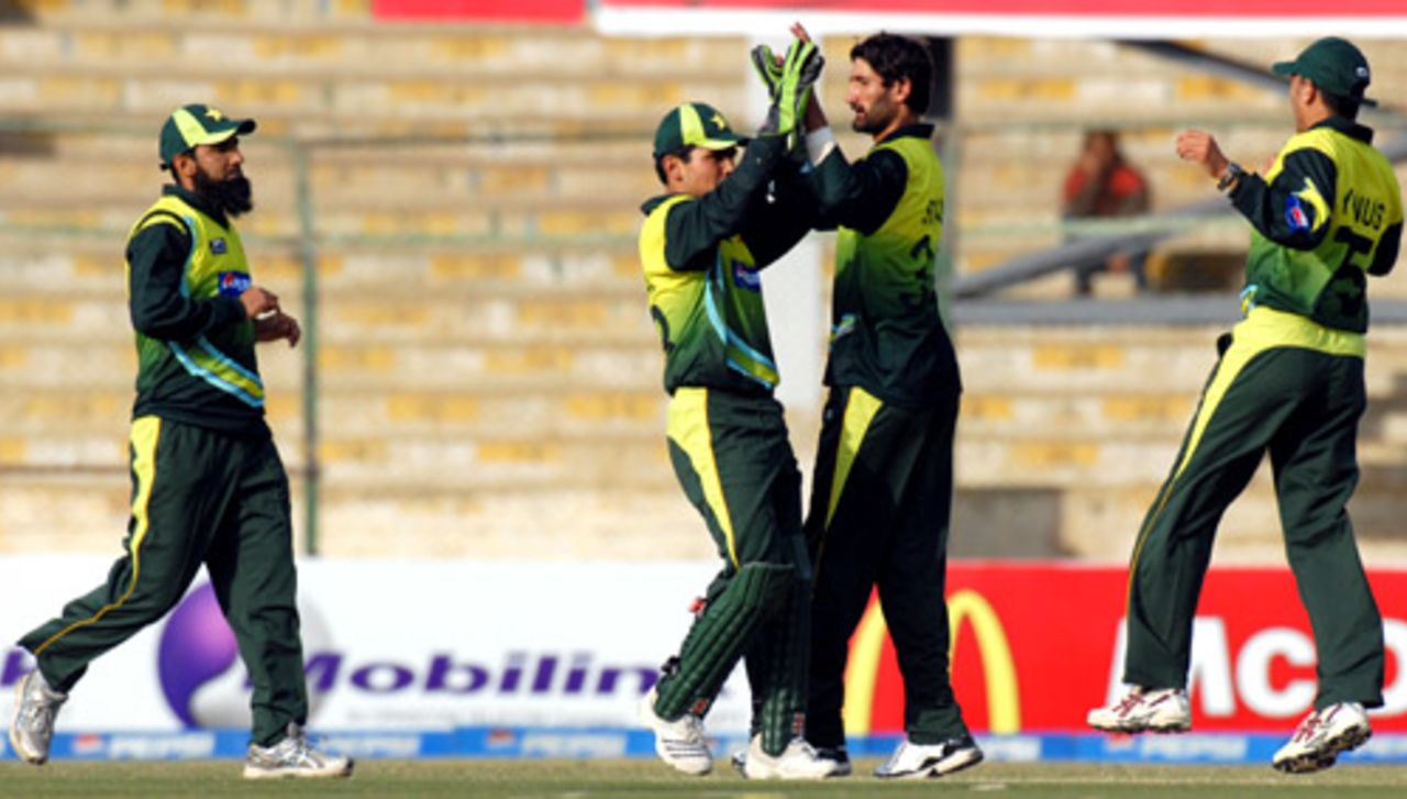 Kamran Akmal and Sohail Tanvir celebrate the wicket of Hamilton Masakadza, Pakistan v Zimbabwe, 1st ODI, Karachi, January 21, 2008
