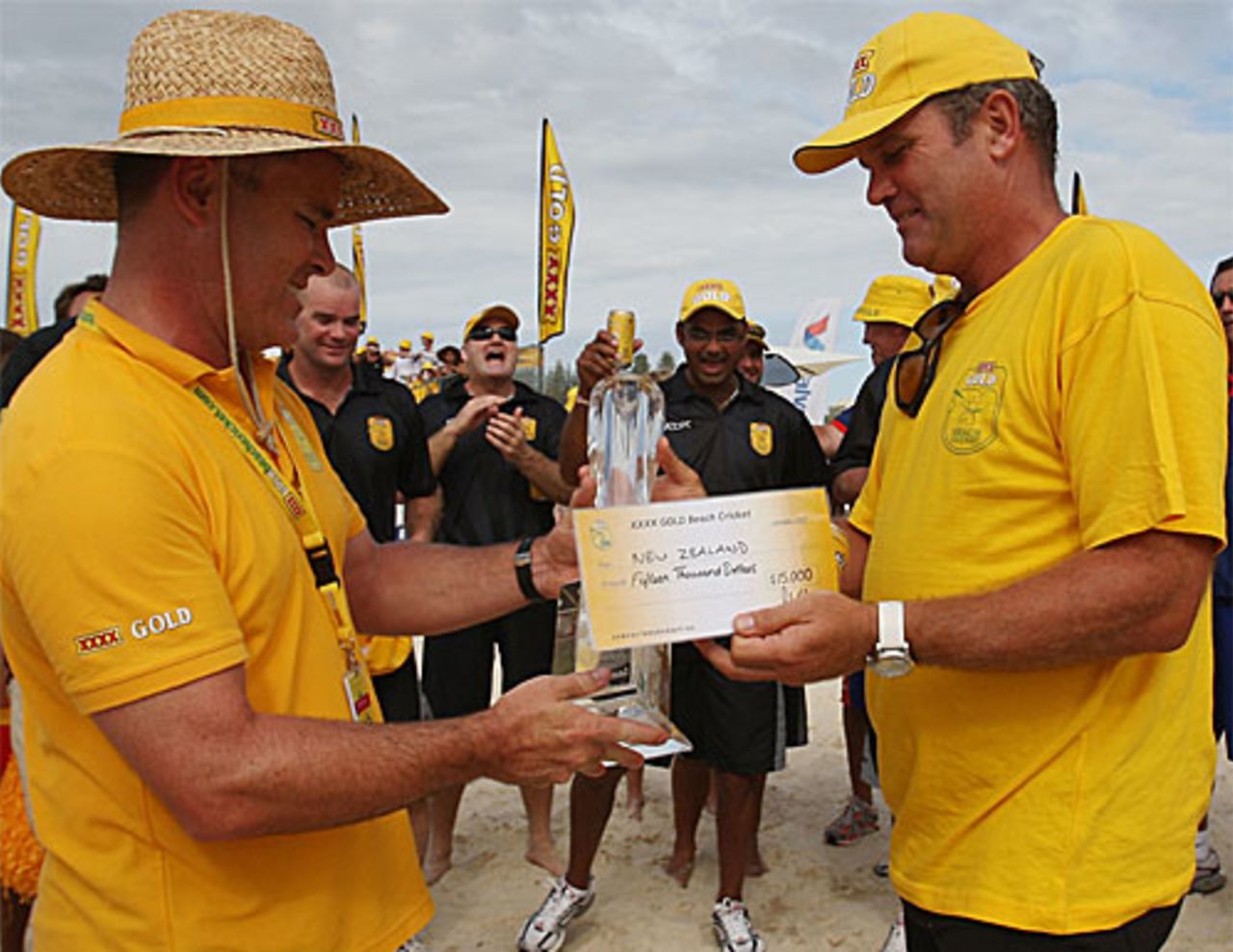Martin Crowe accepts the winners' cheque for New Zealand in their first year of beach cricket, XXXX Gold tournament, Brisbane, January 20, 2007
