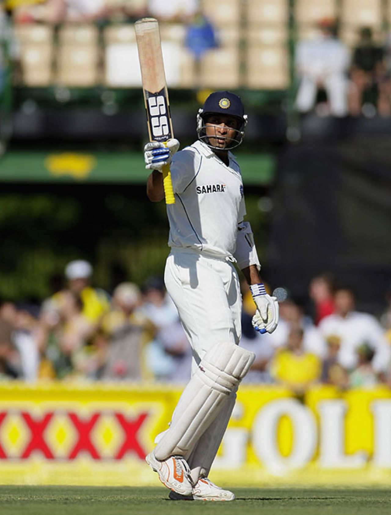 VVS Laxman acknowledges the crowd, Australia v India, 4th Test, Adelaide, 1st day, January 24, 2008