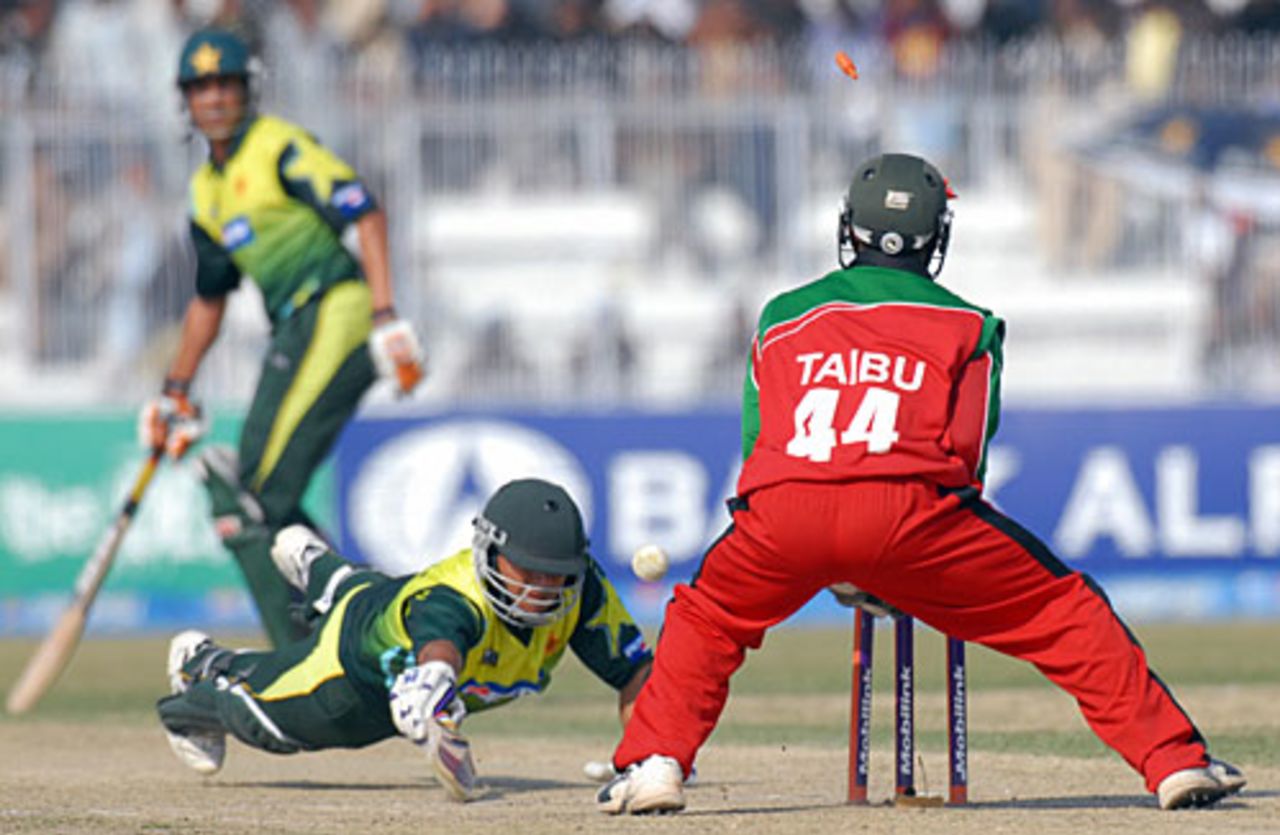 Nasir Jamshed dives in vain to make the crease, Pakistan v Zimbabwe, 2nd ODI, Hyderabad, January 24, 2008